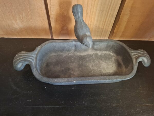 mangeoire en fonte gris