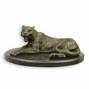 Une sculpture en bronze d'un léopard