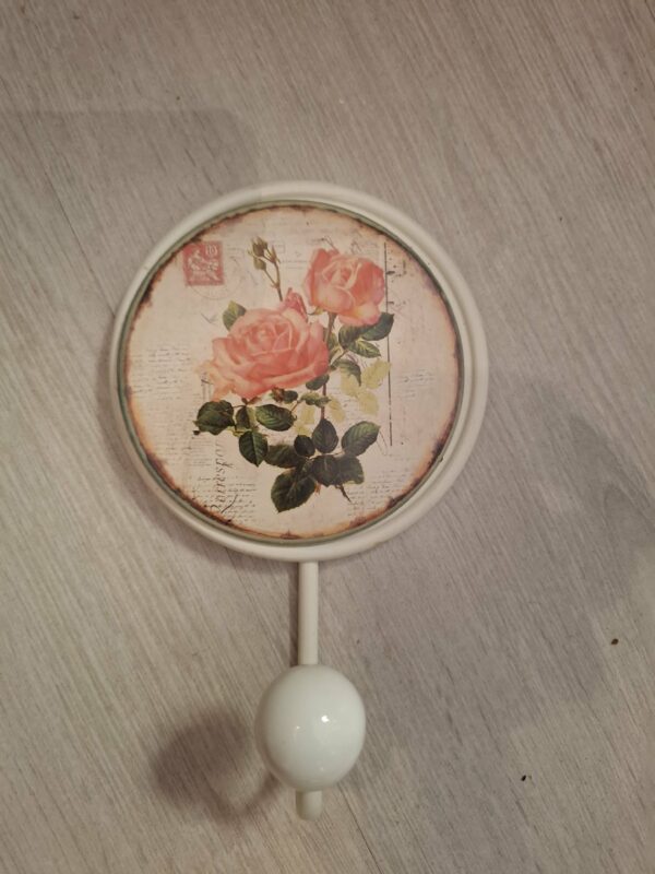 Patere rose en métal et porcelaine