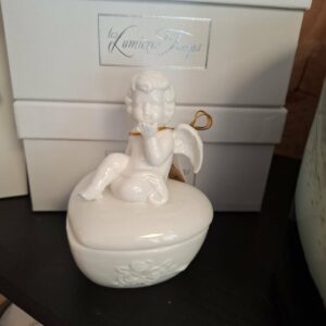 Jolie boîte en porcelaine ange blanche