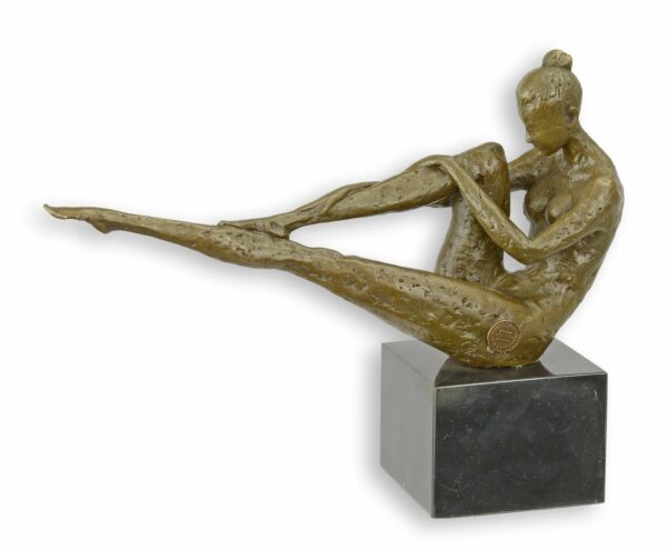 UNE SCULPTURE EN BRONZE MODERNISTE D'UNE FEMME NUE ALLONGÉE