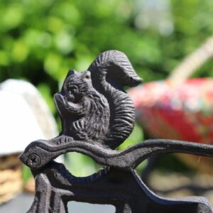 Casse noix écureuil en fonte marron 17.5 x 6 x 14cm