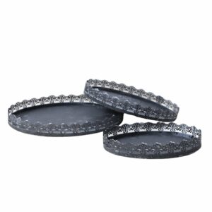 Set de 3 plateaux à gateaux motif dentelle en métal gris L.35-30-25 cm