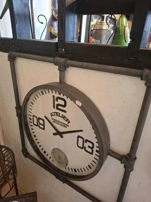 Grande Horloge Ronde Pendule Vintage Cadre Carré en Fer Patiné Gris et Vitre en Verre 6x64x64cm
