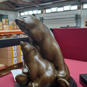 UNE SCULPTURE EN BRONZE D'UNE MÈRE OURS AVEC SON OURSON