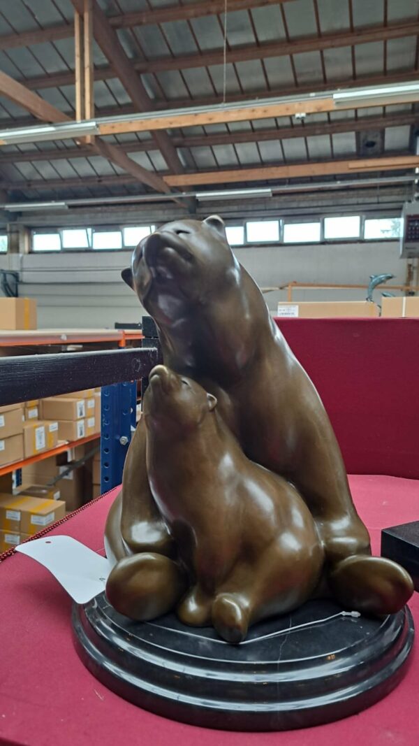 UNE SCULPTURE EN BRONZE D'UNE MÈRE OURS AVEC SON OURSON – Image 2