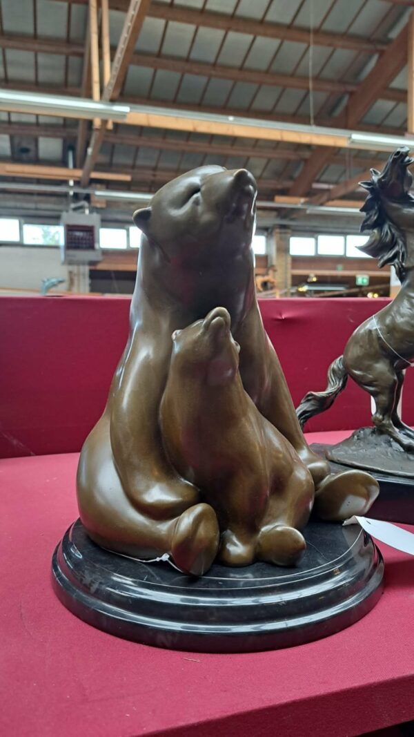 UNE SCULPTURE EN BRONZE D'UNE MÈRE OURS AVEC SON OURSON – Image 3