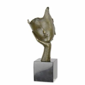 UNE SCULPTURE EN BRONZE D'UN VISAGE REPOSANT SUR LA PAUME DE LA MAIN