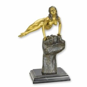 UNE SCULPTURE EN BRONZE D'UN NU TOURBILLONNANT SUR UNE MAIN