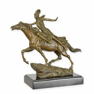 UNE SCULPTURE EN BRONZE D'UNE AMAZONE À CHEVAL