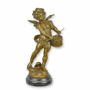 UNE SCULPTURE EN BRONZE D'UN PUTTO JOUANT DE LA TAMBOUR