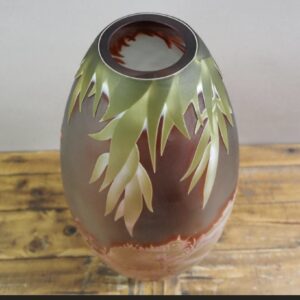 UN VASE EN VERRE CAMÉE ‘LILLY POND’  41 cm