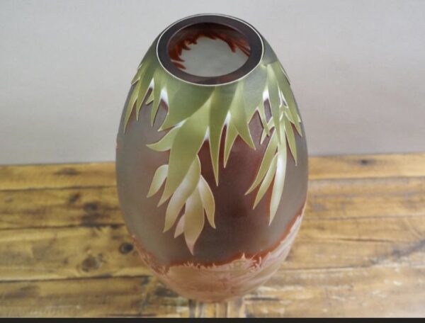 UN VASE EN VERRE CAMÉE ‘LILLY POND’  41 cm
