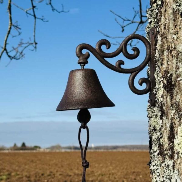 Cloche murale en fonte avec arabesques - Élégance et raffinement