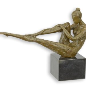 UNE SCULPTURE EN BRONZE MODERNISTE D'UNE FEMME NUE ALLONGÉE