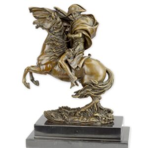 une sculpture de napoléon à cheval en bronze