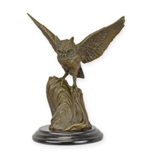 UNE SCULPTURE EN BRONZE D'UN HIBOU AUX AILES DÉPLOYÉES