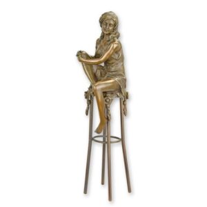 UNE SCULPTURE EN BRONZE D'UNE DAME SUR BARCHAIR