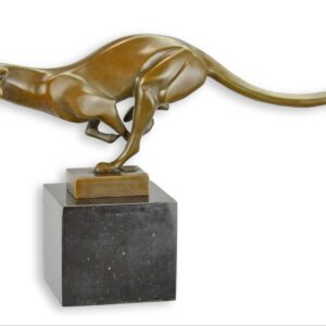 UNE SCULPTURE EN BRONZE D'UN COUGAR EN COURSE