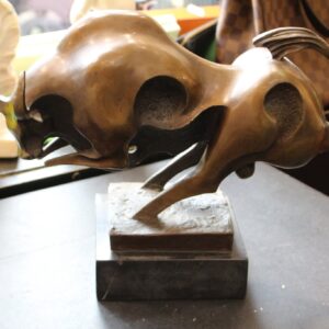 Taureau morderne en bronze signe milo