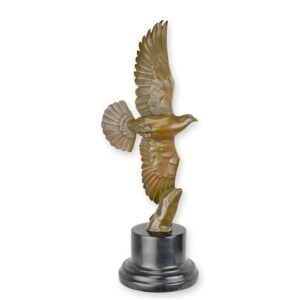 UNE SCULPTURE EN BRONZE D'UN PIGEON EN VOL