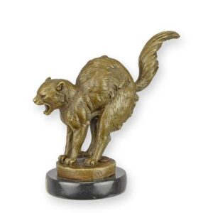 UNE SCULPTURE EN BRONZE D'UN CHAT EFFRAYÉ