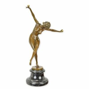 Une sculpture en bronze d'une danseuse de bal