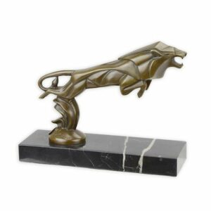UNE MASCOTTE DE VOITURE EN BRONZE REPRÉSENTANT UN LION SAUTEUR